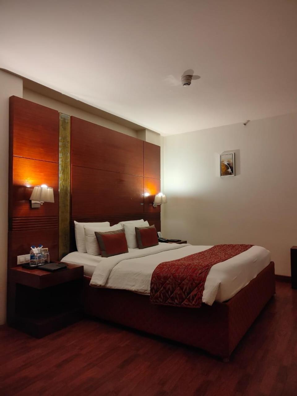 Claresta Hoteles Hosūr Exterior foto