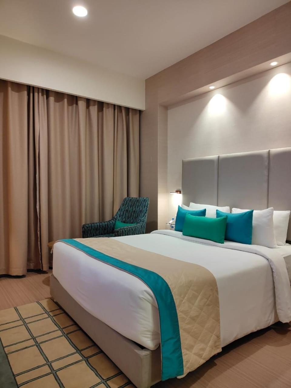 Claresta Hoteles Hosūr Exterior foto