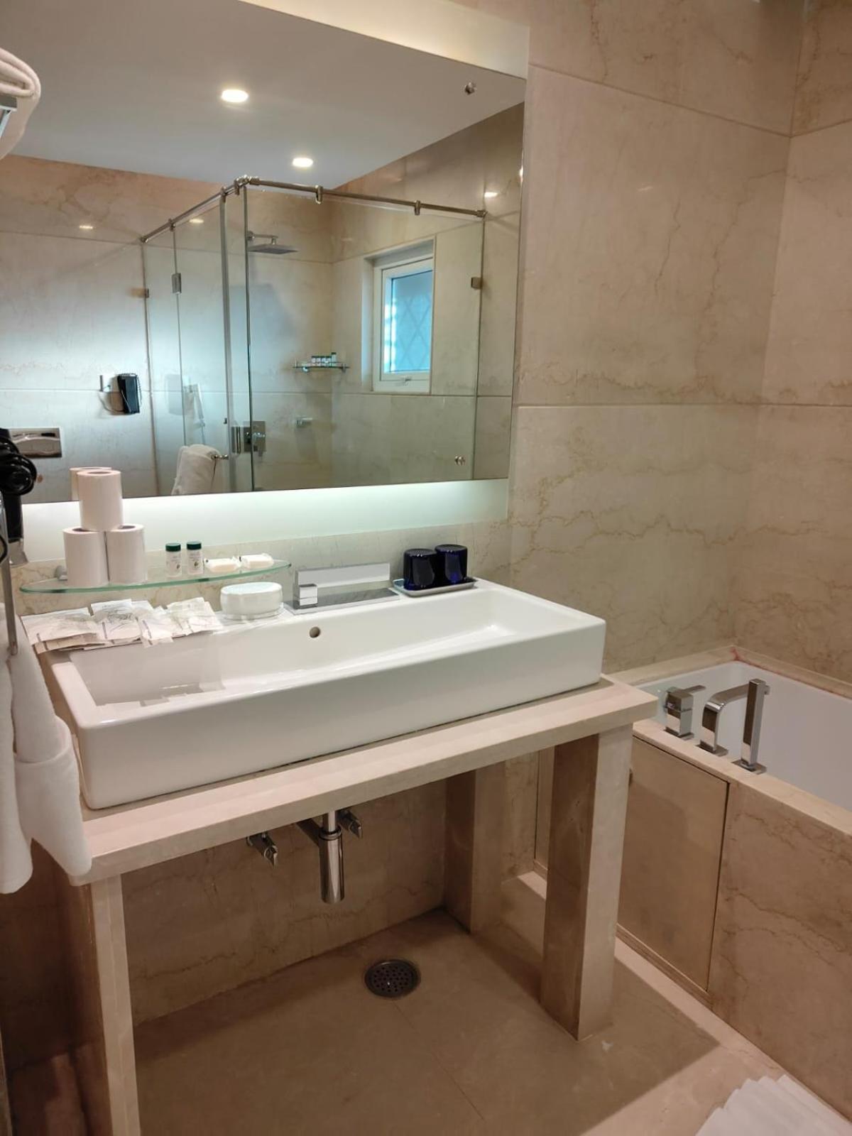 Claresta Hoteles Hosūr Exterior foto