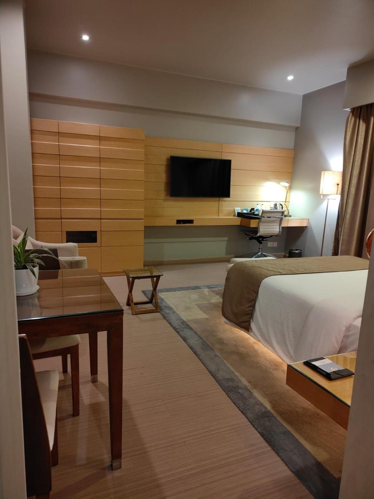 Claresta Hoteles Hosūr Exterior foto
