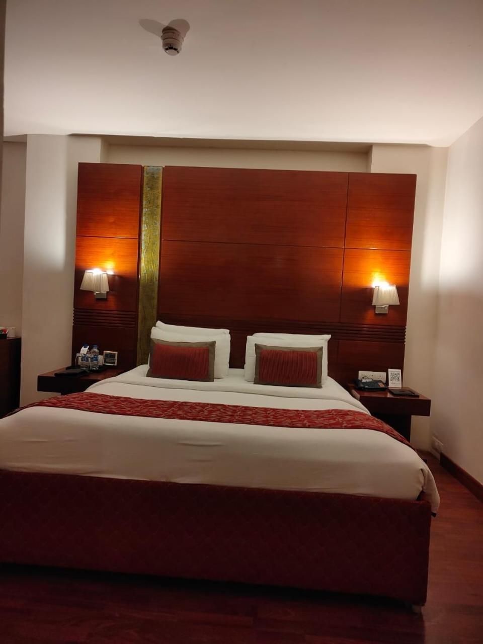 Claresta Hoteles Hosūr Exterior foto