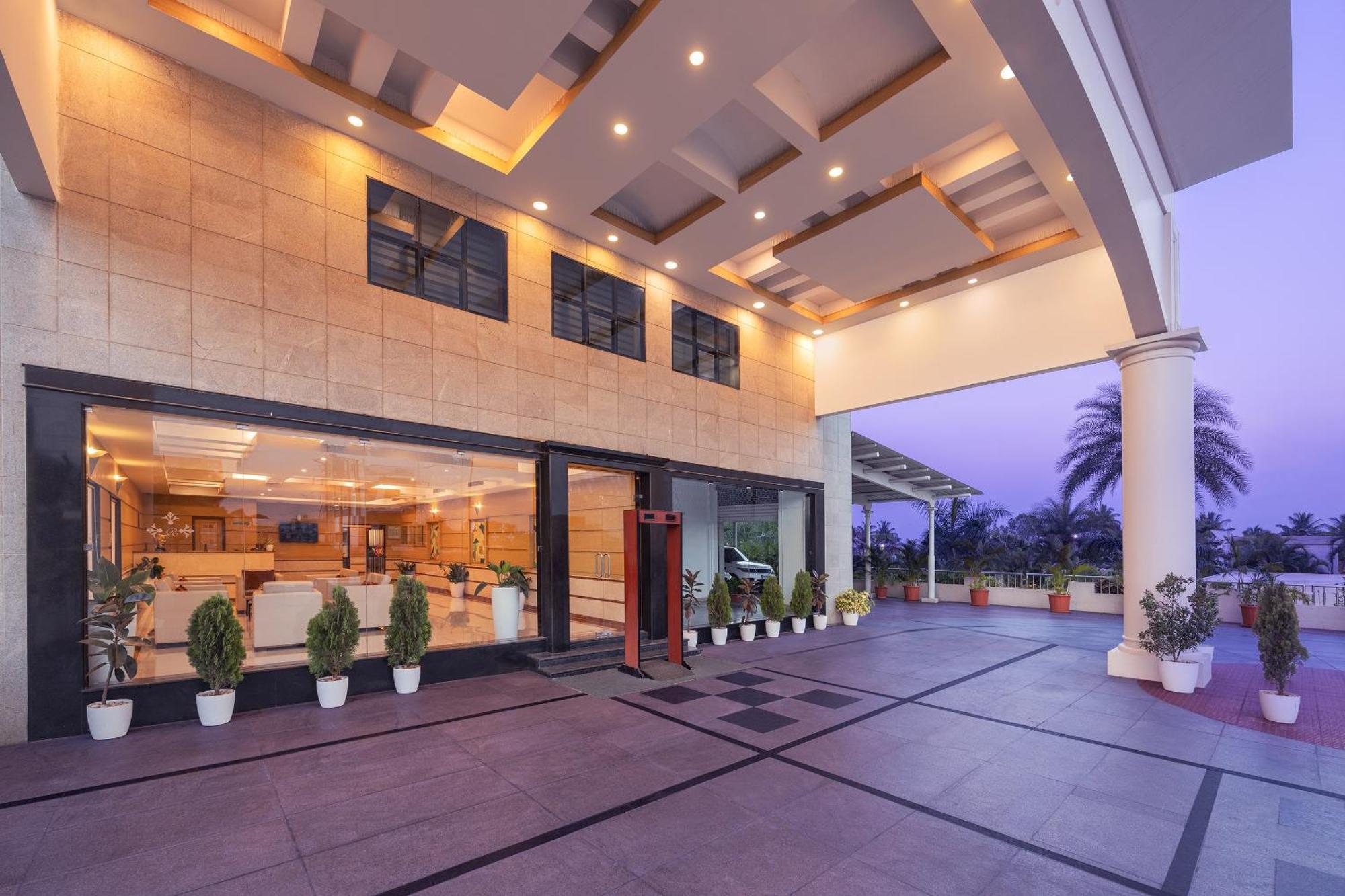 Claresta Hoteles Hosūr Exterior foto