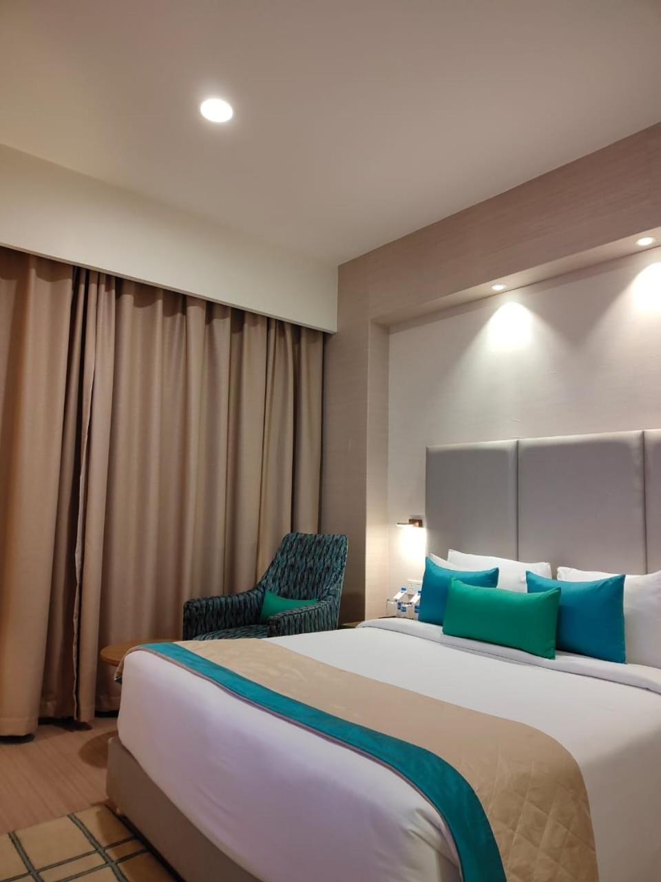 Claresta Hoteles Hosūr Exterior foto