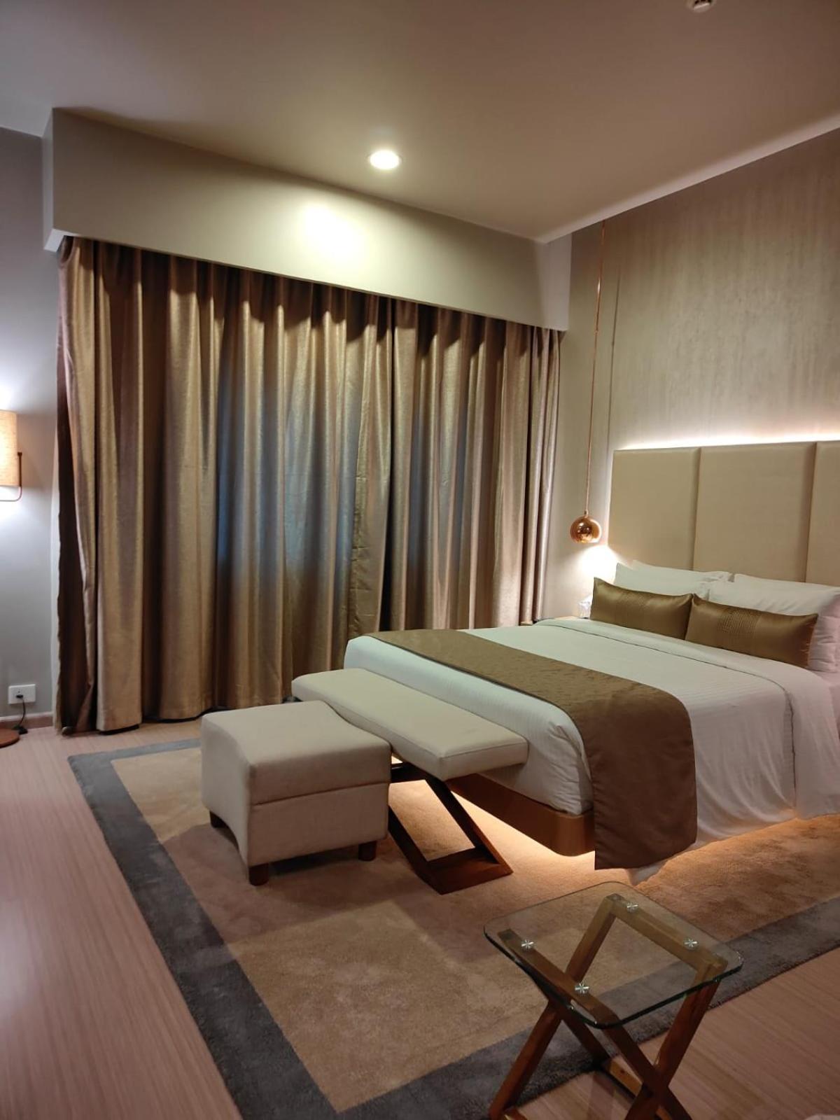 Claresta Hoteles Hosūr Exterior foto
