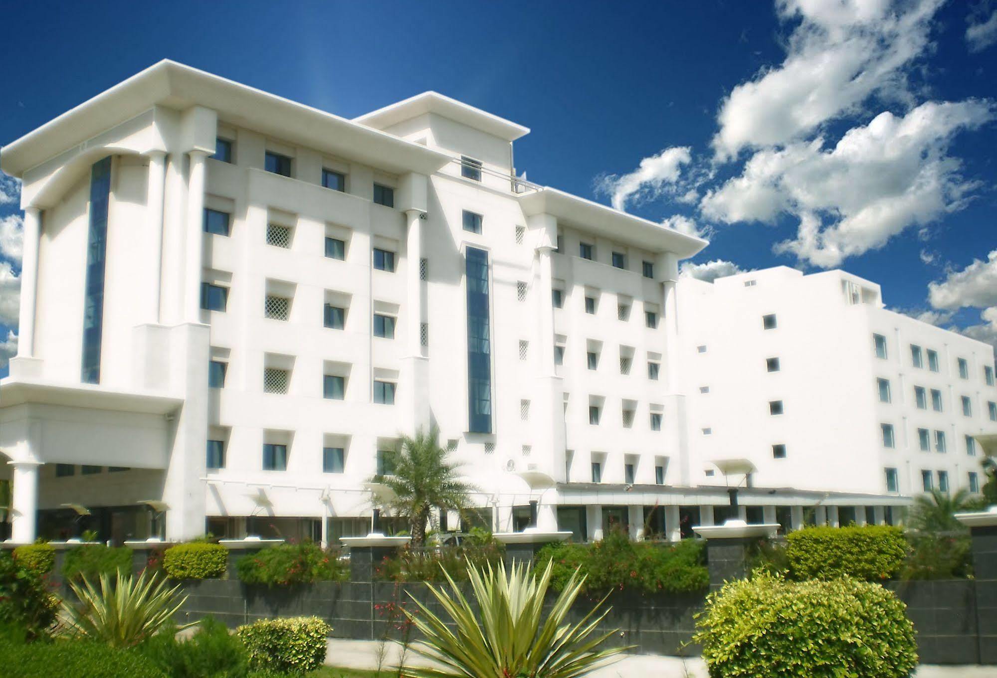 Claresta Hoteles Hosūr Exterior foto